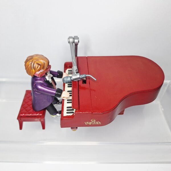 Elton John & son Yamaha rouge – Image 3