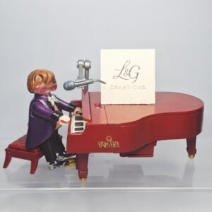 Elton John & son Yamaha rouge